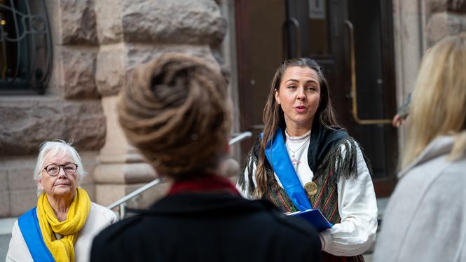 Lena Markström Nordin, från Vilhelmina, och Amanda Eliasson, från Sällsjö, överlämnade en namninsamling mot uranbrytning till politiker utanför riksdagen.