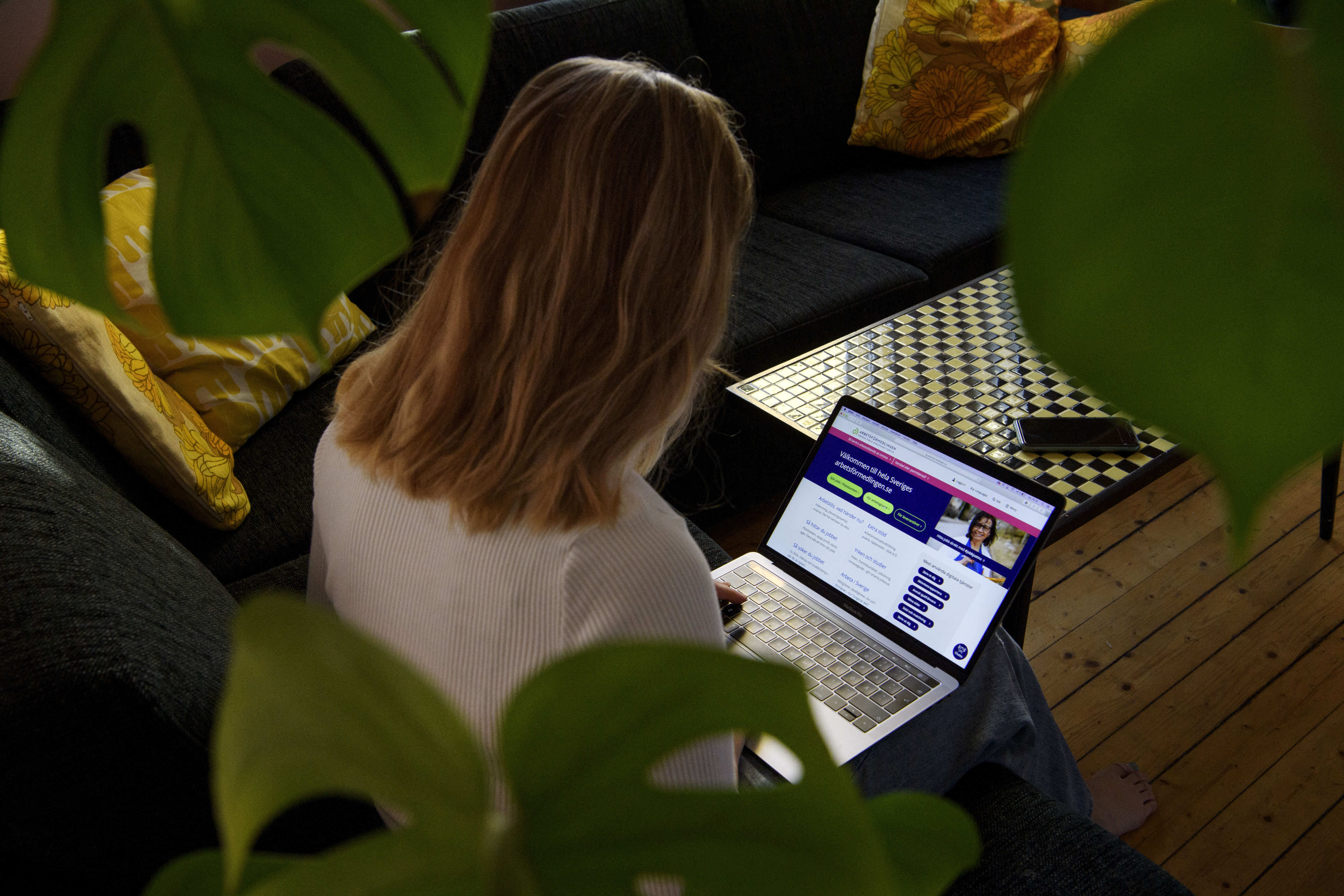 Regeringen har valt skuldbeläggning framför lösningar, skriver debattörerna.