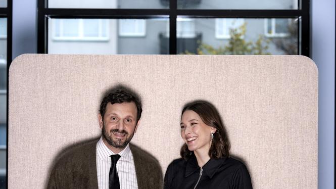 Joel Spira och Josefin Asplund hämtade inspiration från klassikern "Love actually" till SVT:s nya romantiska komediserie ”Parterapi i Gagnef”.