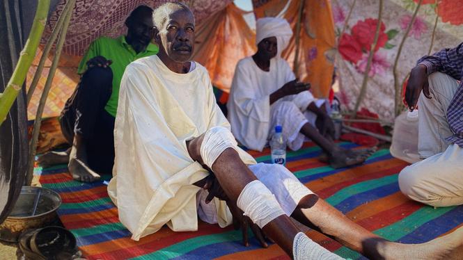 En skadad sudanesisk man i ett flyktingläger i Tawila. Över 70 000 personer beräknas ha flytt från staden el-Fasher och närliggande områden, bara mellan 26 oktober och 2 november.