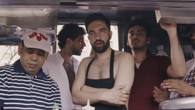 Zohran Mamdani, alias Mr. Cardamom, i musikvideon till låten ”Nani” (2019).