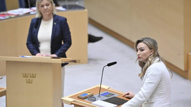 Magdalena Andersson (S) och Ebba Busch (KD) under partiledardebatt i riksdagen.