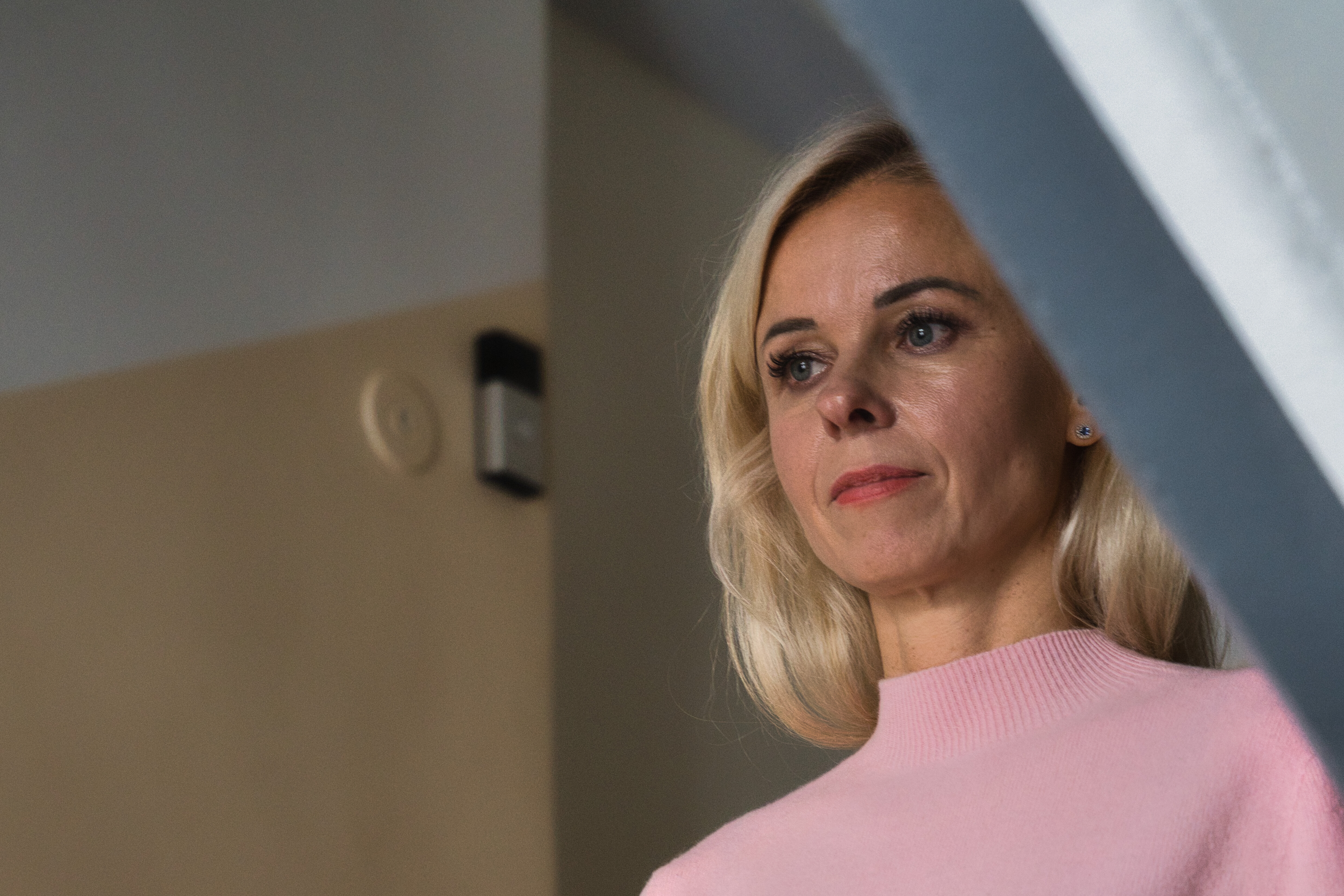 I fyra år utsattes Inese för psykisk misshandel av sin dåvarande man. Nu kämpar hon för andra kvinnors rättigheter.