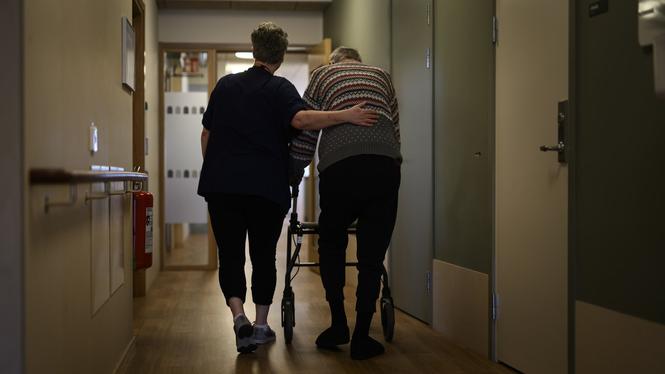 Regeringen satsar på skattesänkningar för höginkomsttagare medan äldreomsorgen tillåts kollapsa, skriver debattörerna.