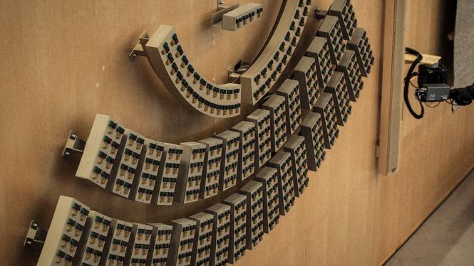 Voteringslampor på en panel i riksdagens plenisal.