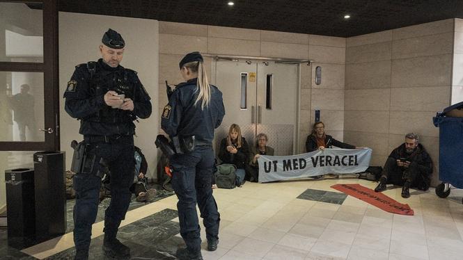 Sex poliser har precis lett, burit och släpat ut tio aktivister från Extinction Rebellion och Skogsupproret från Stora Ensos kontor i centrala Stockholm.