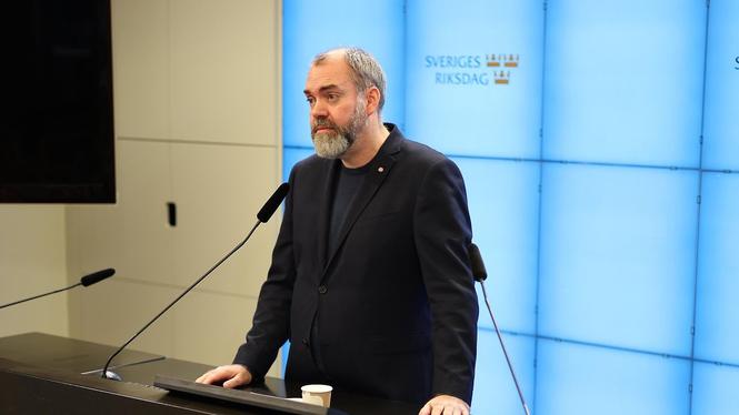 Socialdemokraternas Fredrik Lundh Sammeli är arg på privata HBV-hem som tabbar sig.