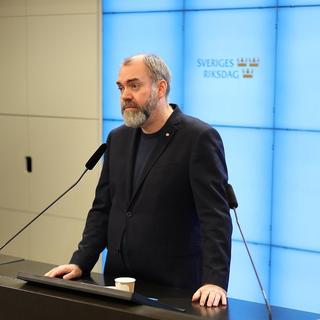 Socialdemokraternas Fredrik Lundh Sammeli är arg på privata HBV-hem som tabbar sig.