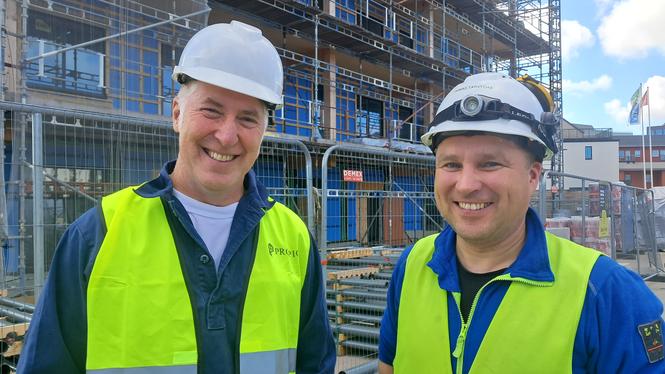 Byggchef Fredrik Fagerberg (t v) tillsammans med platschef Rimas Tarvydas. Just nu förbereder de husets klimatsmarta uppvärming.
