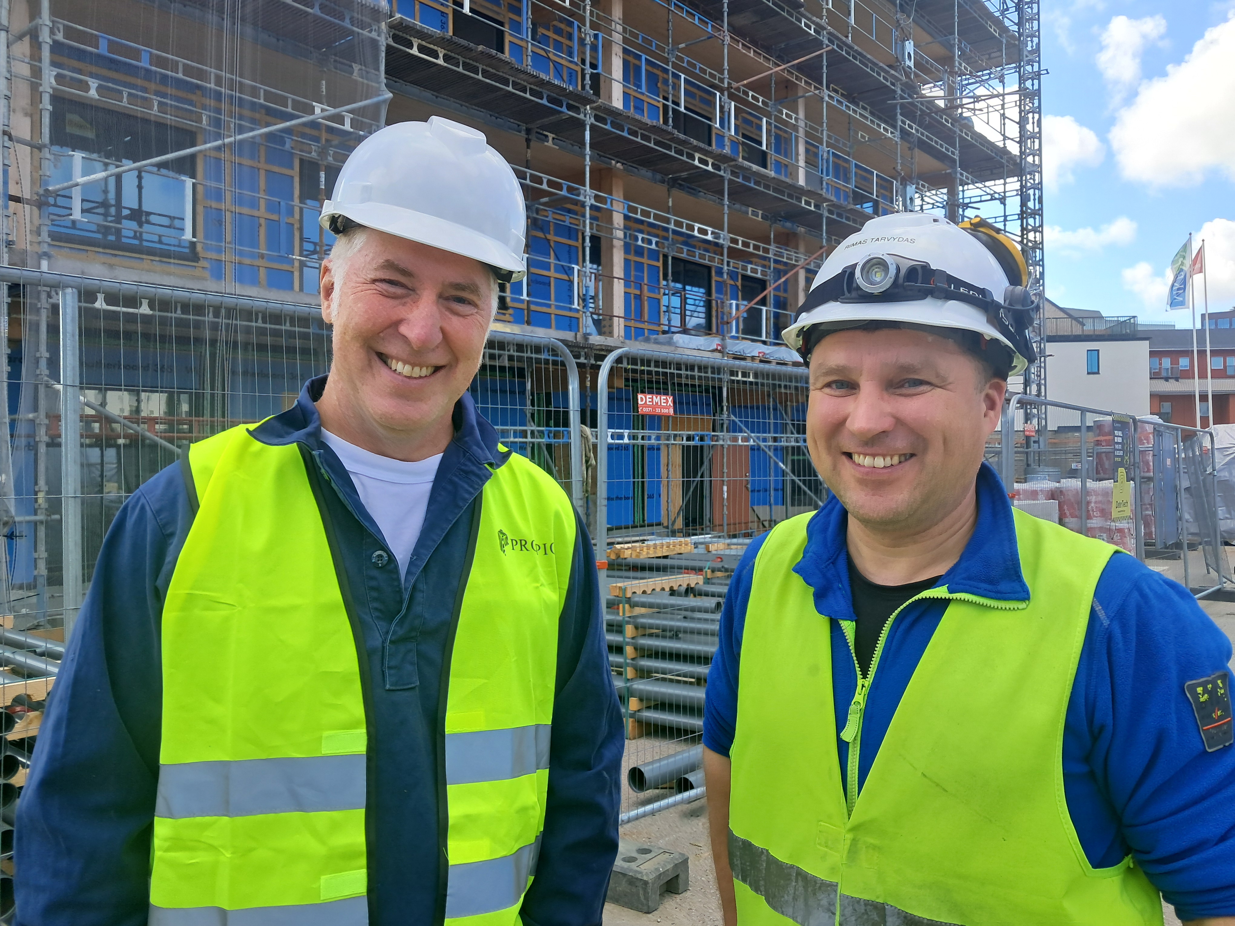 Byggchef Fredrik Fagerberg (t v) tillsammans med platschef Rimas Tarvydas. Just nu förbereder de husets klimatsmarta uppvärming.