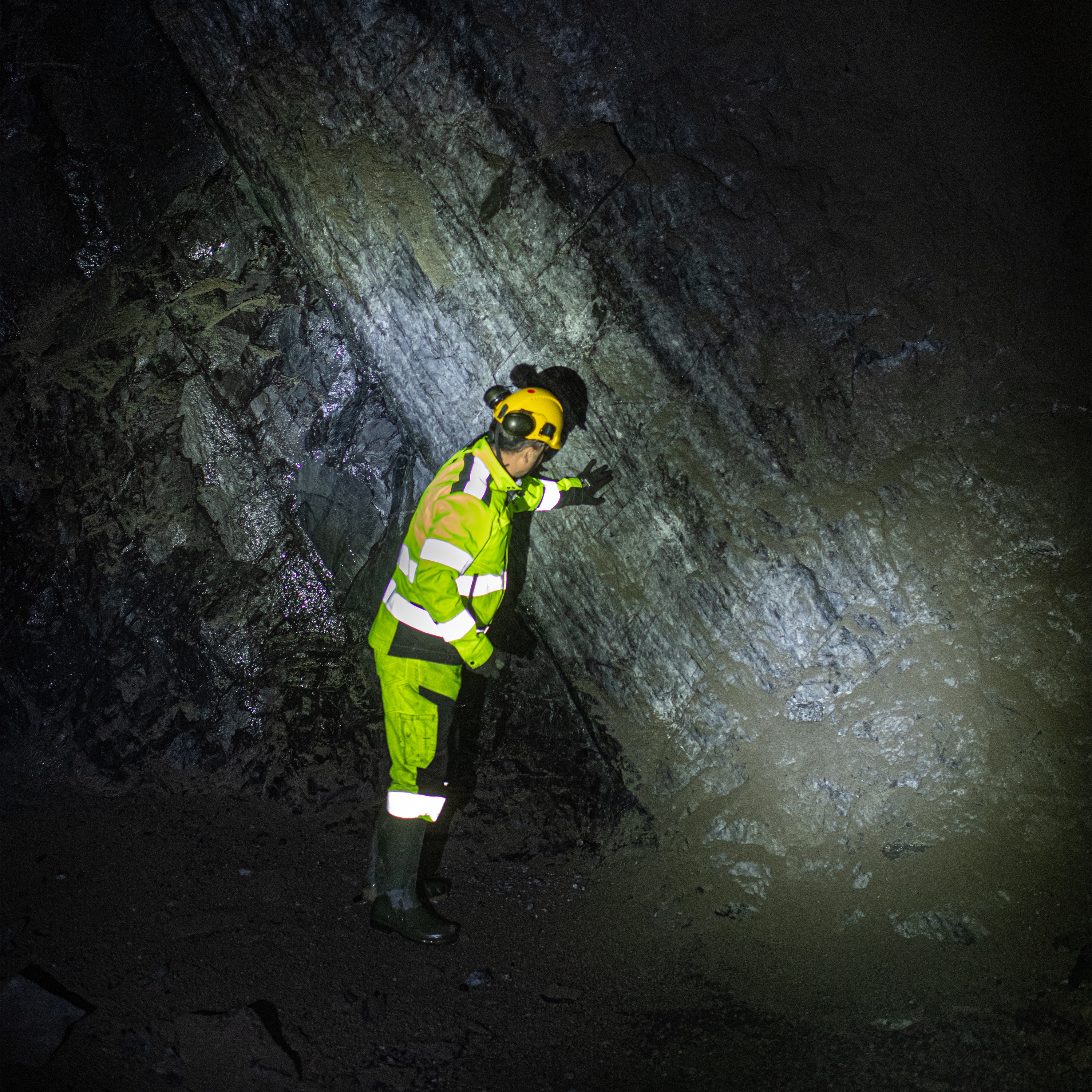 Ett ljusare område i bergväggen visar var guldmalmen finns. Just nu utvinns guldet 115 meter under jord, men troligen sträcker sig fyndigheten mycket längre ner på djupet.