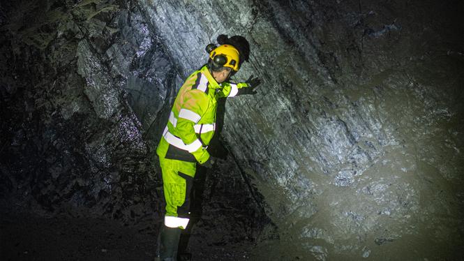 Ett ljusare område i bergväggen visar var guldmalmen finns. Just nu utvinns guldet 115 meter under jord, men troligen sträcker sig fyndigheten mycket längre ner på djupet.