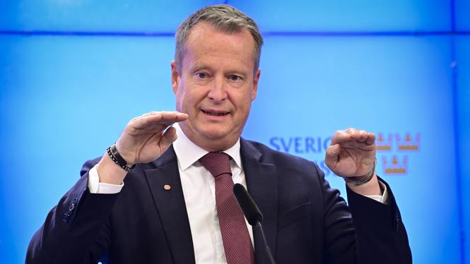 Anders Ygeman (S), utbildningspolitisk talesperson tycker att L måste bekänna färg när det gäller vinsterna i skolan.