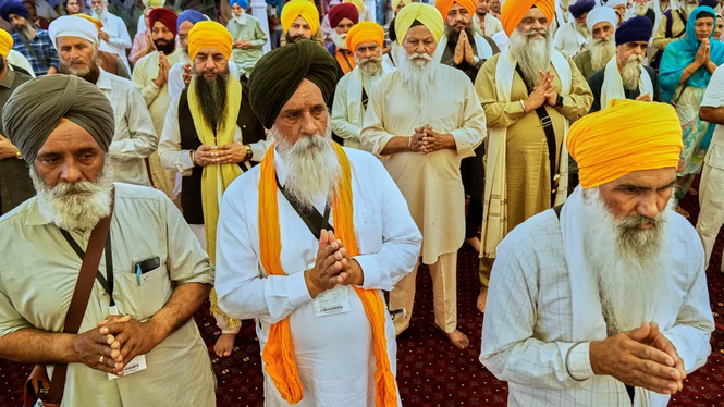 Sikhismen härstammar från Punjab-regionen i norra Indien och Pakistan. I Sverige finns uppskattningsvis 5000 sikher. Bilden kommer från en sikhisk ceremoni i Pakistan. 