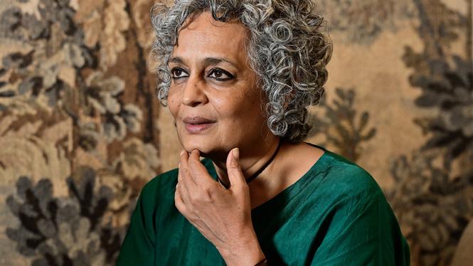 När Arundhati Roy flyttade till New Delhi som 16-åring hade hon sin utbildning och sitt språk, men inga pengar och inget ekonomiskt stöd hemifrån.