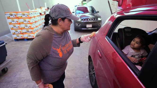 Enligt Donald Trump kommer matprogrammet Snap återupptas först när de  ”radikala vänster-demokraterna öppnar statsapparaten igen”.