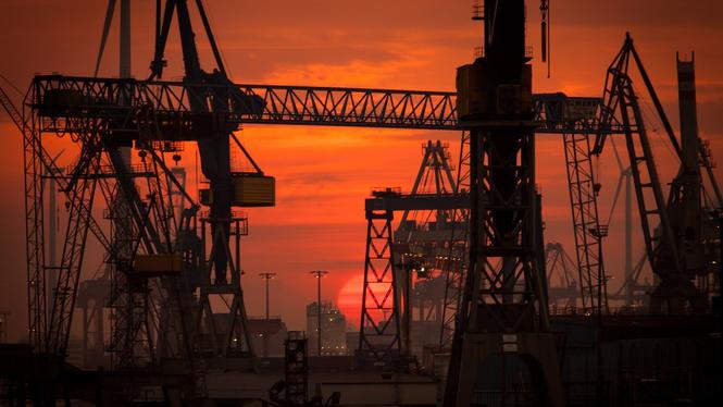 Minst två miljarder människor lever så nära någon av den globala fossilindustrins 18 000 anläggningar att deras hälsa riskeras.