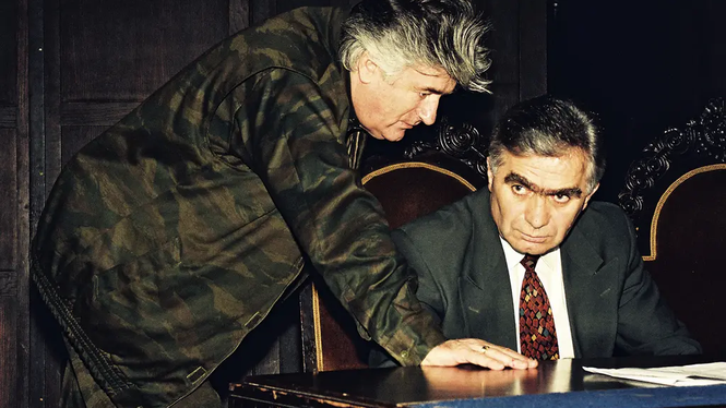 Den dömde krigsförbrytaren Radovan Karadžić, till vänster. Nu undersöks uppgifter om huruvida hans soldater tog emot pengar av rika italienare för att låta dessa skjuta på civilbefolkningen i Sarajevo på 1990-talet.