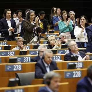 Ledamöter i EU-parlamentet applåderar under en debatt i Bryssel i maj i år. Arkivfoto.