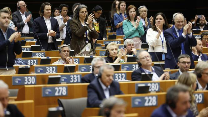 Ledamöter i EU-parlamentet applåderar under en debatt i Bryssel i maj i år. Arkivfoto.