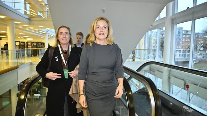 Elisabeth Thand Ringqvist (C) på Centerpartiets stämma i Karlstad. Här med Erika Hedblom, nomineringskommittén i Malmö. 