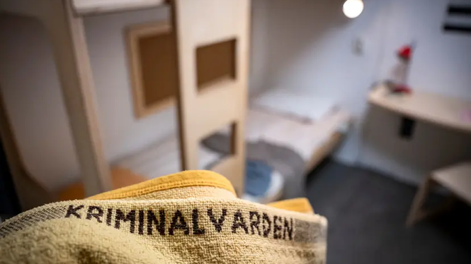 Kriminalvården och förvaltningsrätten är ense om att neka transmannens förflyttning.