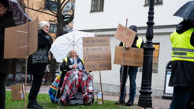 Kerstin Johansson, med paraplyet, är initiativtagare till demonstrationen. Hon säger att hon hoppas att de kommer att kunna påverka politikerna här i dag.