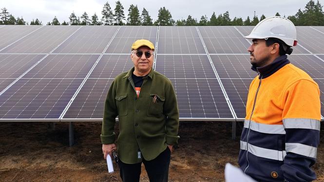 Gahangir Sarvari (tv) i ETC Solparki Hultsfred, tillsammans med solcellsmontör Darwin Vivanco.