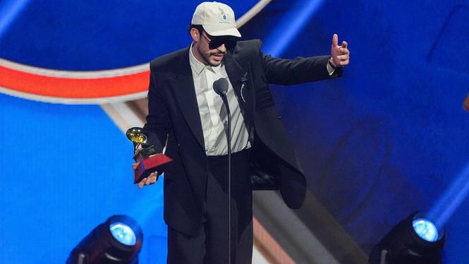 Bad Bunny tar emot pris på Latin Grammys i Las Vegas. 