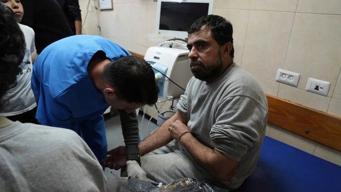 En palestinsk man får vård i Gaza efter att ha släppts från ett israeliskt fängelse. 