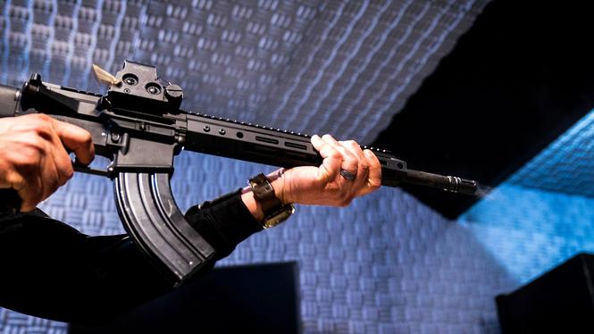 En AR-15 kan innehålla 31 kulor, och det går dessutom lätt att byta magasin. Det räcker för att mörda en hel skolklass och deras lärare, skriver Robin Zachari.