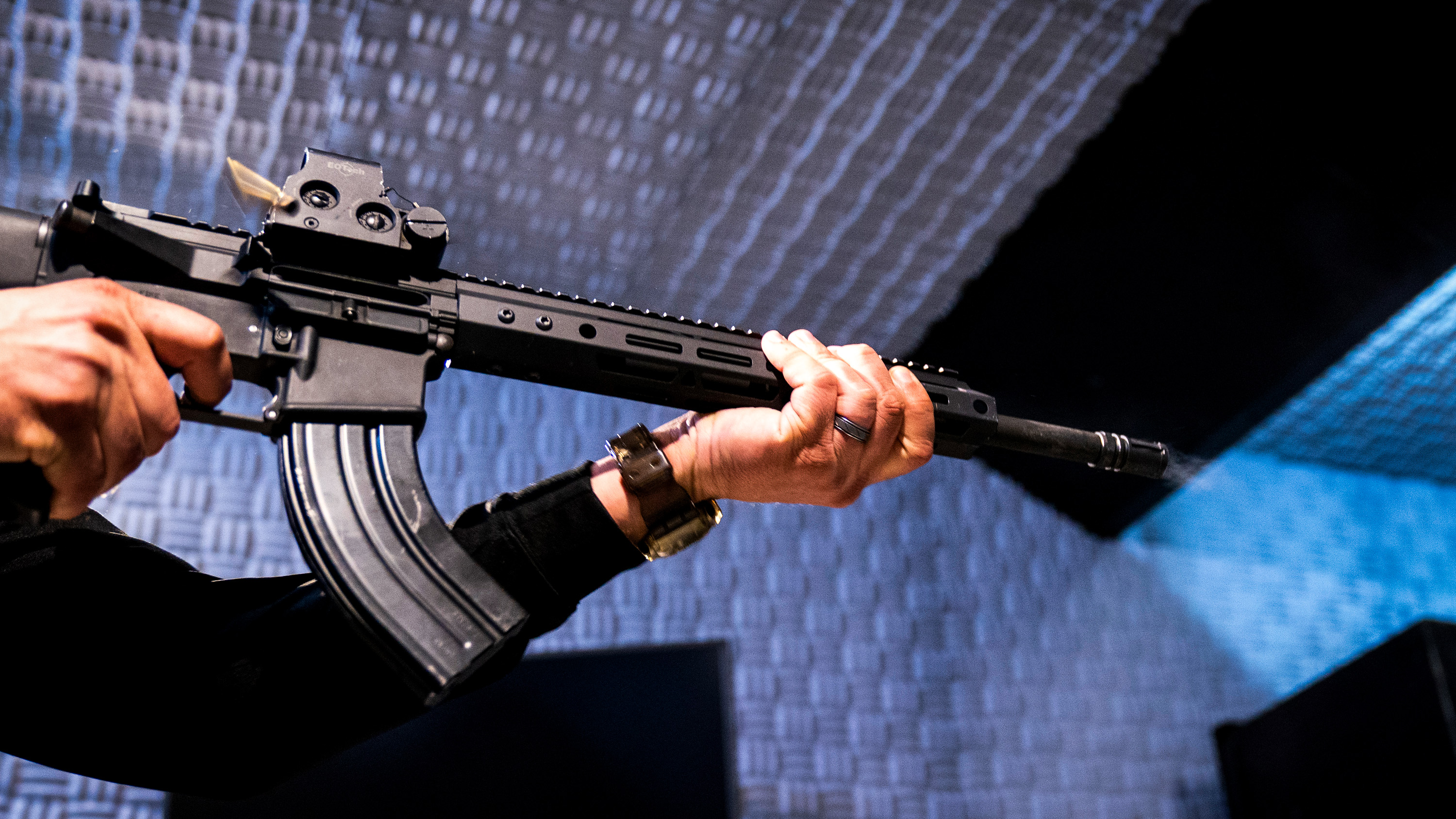 En AR-15 kan innehålla 31 kulor, och det går dessutom lätt att byta magasin. Det räcker för att mörda en hel skolklass och deras lärare, skriver Robin Zachari.