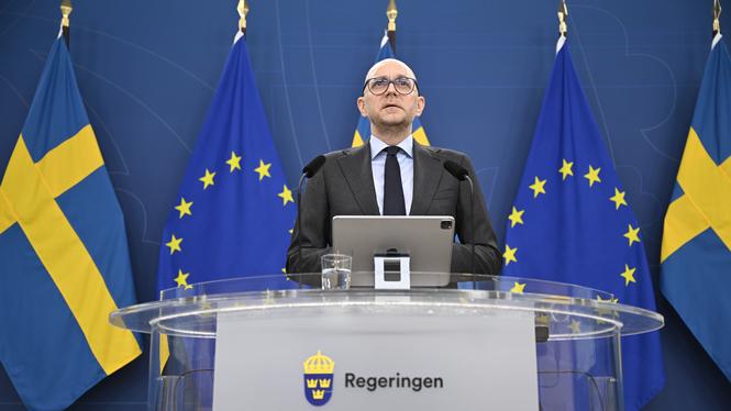 Arbetsmarknadsminister Johan Britz (L) presenterar läget på arbetsmarknaden under en pressträff i oktober.