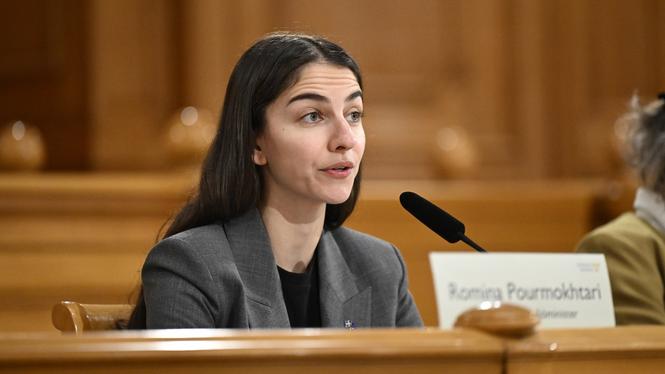 Romina Pourmokhtari avfärdar klimatforskningen med svårbegripligt resonemang.