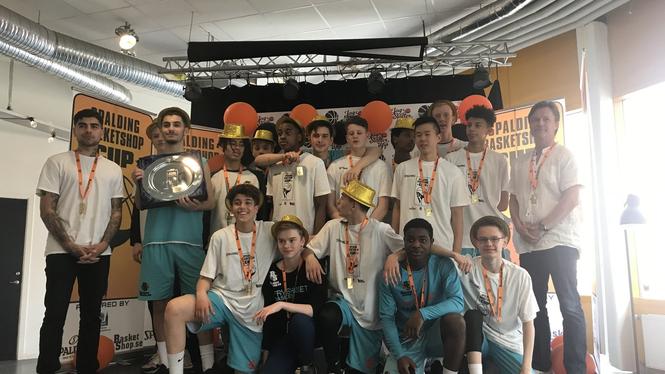 Eric Nsubuga, andra från höger längst fram, har spelat basket på Fryshuset sedan tonåren. Nu är han utvisad till Uganda.