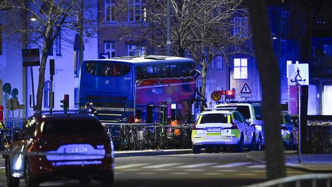 En buss körde in i en busskur på Östermalm i Stockholm på fredag eftermiddag vid 15.30-tiden. Flera personer är allvarligt skadade och förda till sjukhus. Flera är döda.