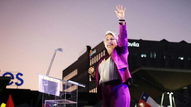 Kommunistpartiets Jeanette Jara är en av fyra kandidater som väntas gå vidare till den andra omgången.