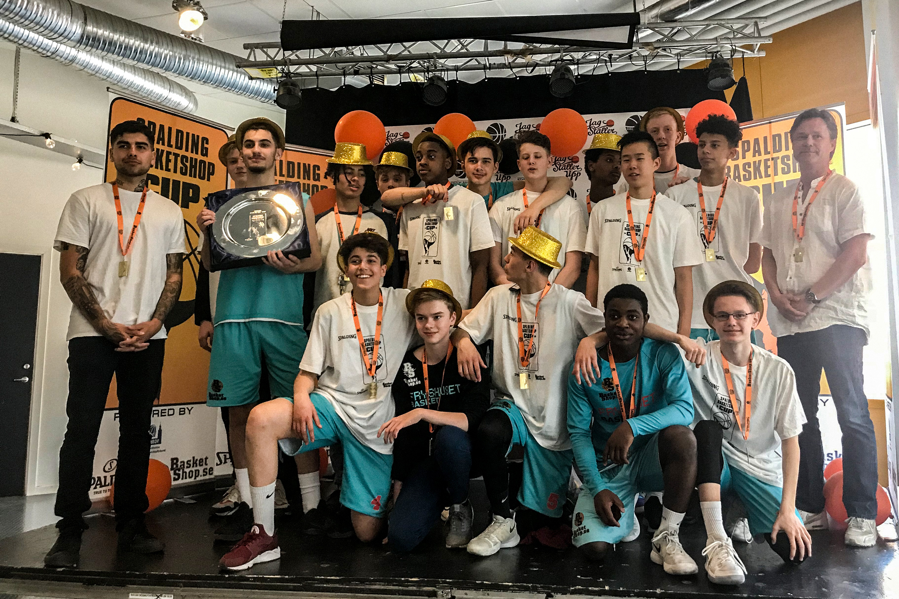 Eric Nsubuga, andra från höger längst fram, har spelat basket på Fryshuset sedan tonåren. Nu är han utvisad till Uganda.