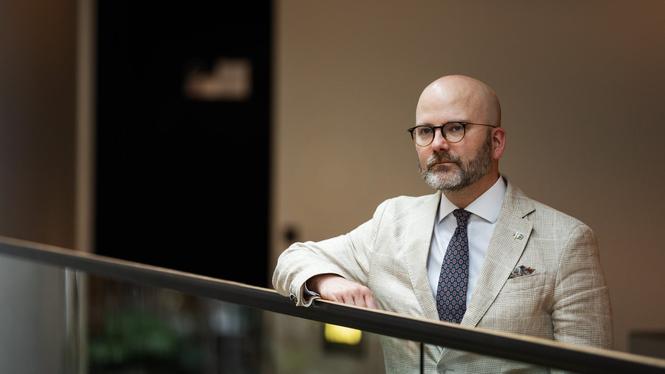 Sverigedemokraternas Charlie Weimers i Europaparlamentet har tagit strid för att få svenskt barnbidrag för sina barn som bor i Belgien.