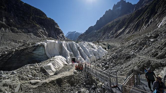 Entrén till isgrottan i Mer de Glace-glaciären ovanför Chamonix täcks av plast, så att den håller hela säsongen. Frankrikes största glaciär har backat omkring 40 meter per år de senaste 20 åren. 