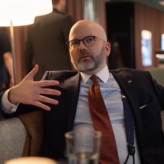 Sverigedemokraternas Charlie Weimers i Europaparlamentet har tagit strid för att få svenskt barnbidrag för sina barn som bor i Belgien.