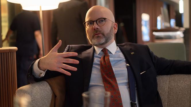 Sverigedemokraternas Charlie Weimers i Europaparlamentet har tagit strid för att få svenskt barnbidrag för sina barn som bor i Belgien.