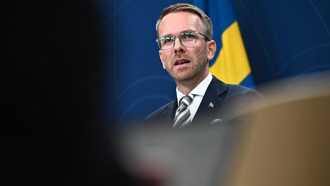 Svara eller inte svara, det är frågan infrastrukturminister Andreas Carlson (KD) har att ta ställning till efter att Klimatgranskaren samlat 30 000 namn som vill att regeringen räddar nattågen till Berlin.
