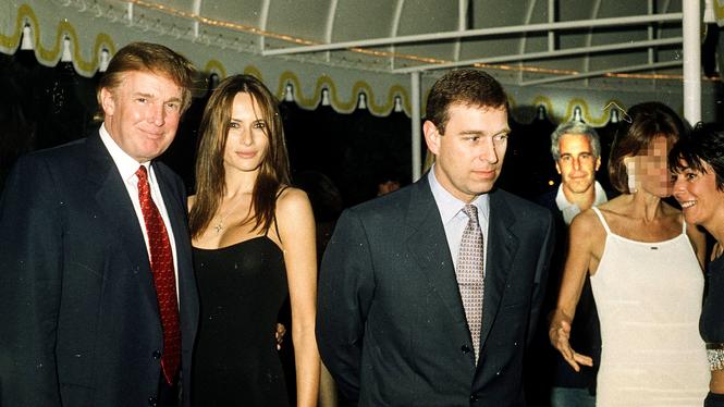 Donald och Melania Trump tillsammans med (före detta) Prins Andrew, Jeffrey Epstein och Ghislaine Maxwell på Trumps Mar-a-Lago Club i Florida, år 2000.