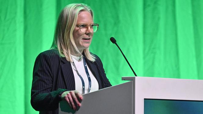 Karin Ernlund, partisekreterare för Centerpartiet, avgår.