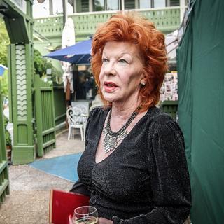 Barbro Ehnbom utanför Lilla Hasselbacken på Djurgården i Stockholm.