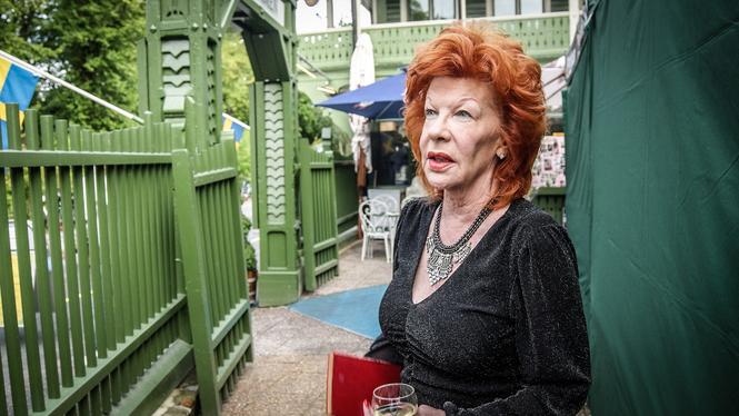 Barbro Ehnbom utanför Lilla Hasselbacken på Djurgården i Stockholm.