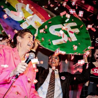 Pia Olsen Dyhr och Sisse Marie Welling från Socialistisk folkeparti firar valsegern i kommunvalet.