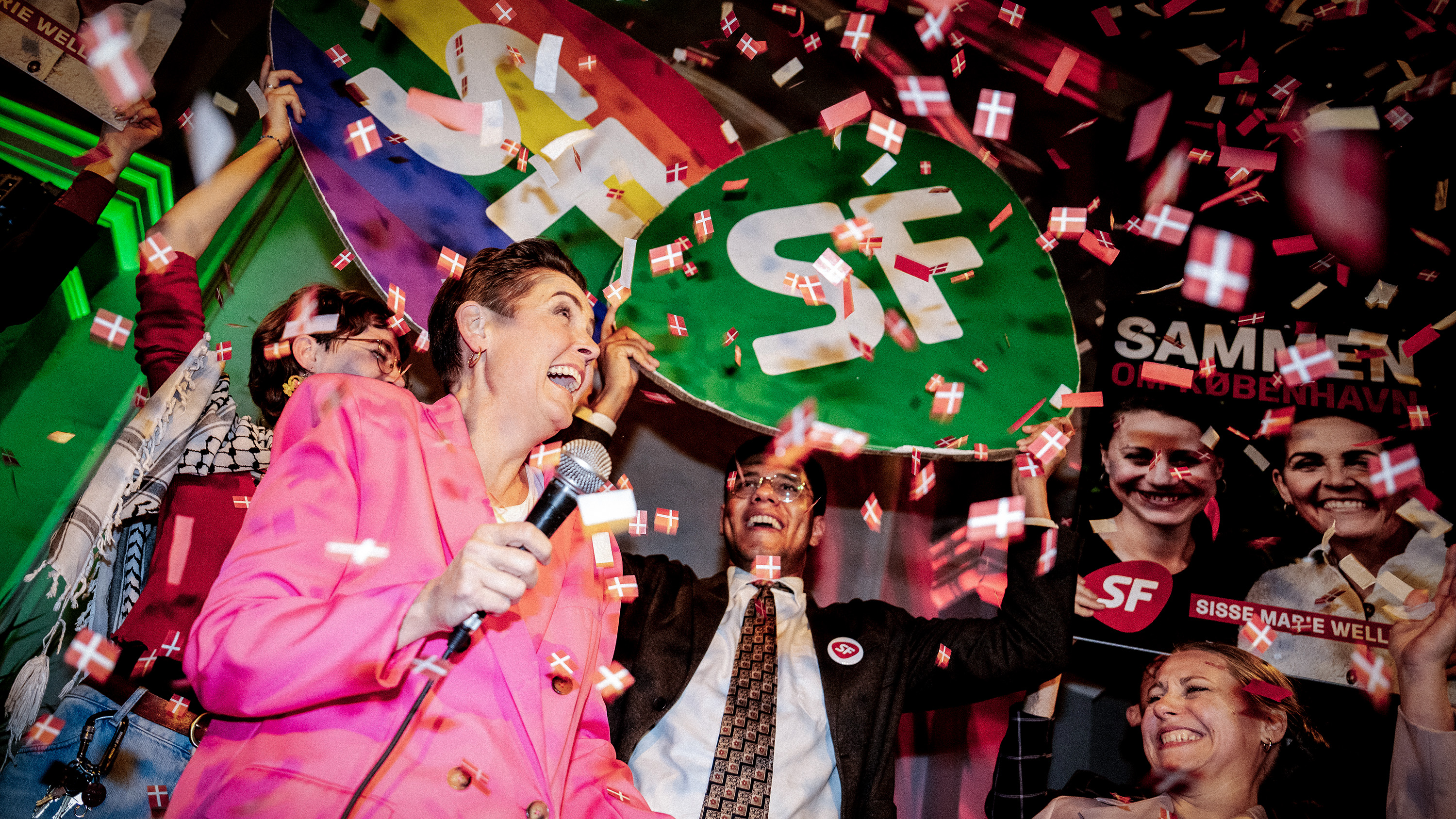 Pia Olsen Dyhr och Sisse Marie Welling från Socialistisk folkeparti firar valsegern i kommunvalet.