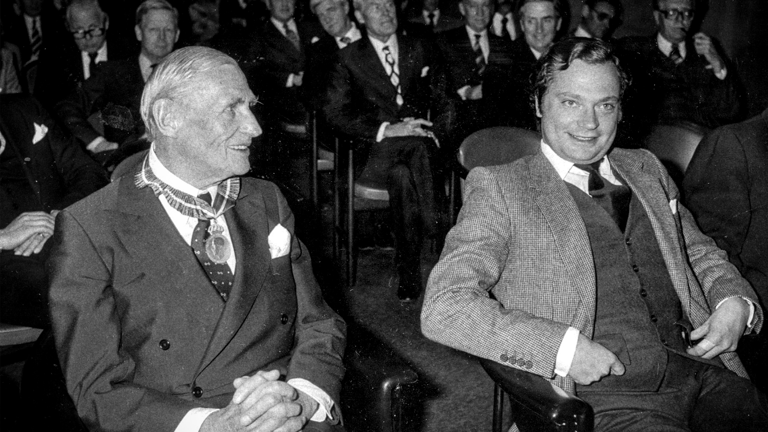 Marcus Wallenberg tillsammans kung Carl XVI Gustaf då bank- och industrimannen prisades för sina insatser för svensk export, 1979.